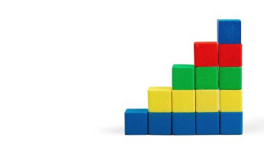 beyaz izole renkli çocuk küpleri 