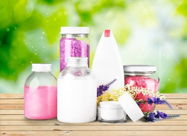 Kozmetik kapları ve çiçekler