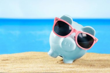 güneş gözlüğü ile Piggy banka