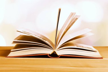 Masanın üzerinde kitabı aç