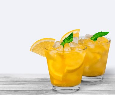 gözlük ile kokteyller üzerinde arka plan bulanık limonlu