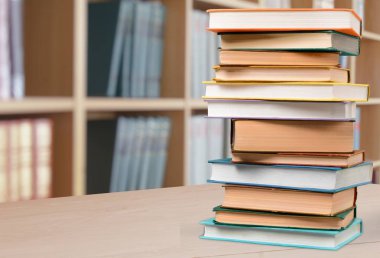 Eski yığılmış kitaplar