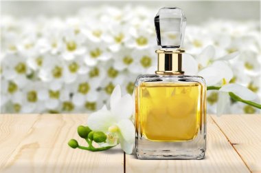 parfüm şişesi ve çiçekler