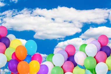 Bulanık arka plan üzerinde renkli balonlar demet 