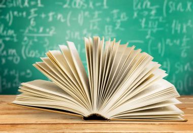 Masanın üzerinde kitabı aç