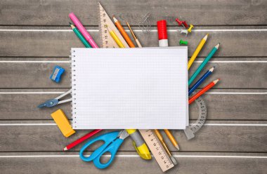 Ahşap masa okul Kırtasiye kompozisyonu 