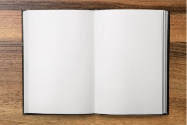 ahşap zemin üzerinde boş bir not defteri açın 