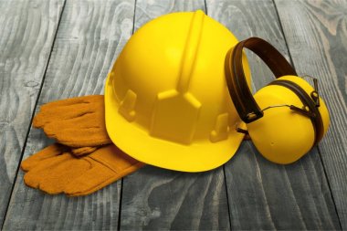 ekipman ile sarı kask