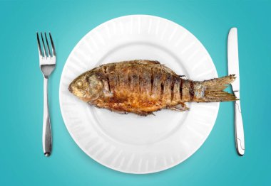 lezzetli balık kahverengi zemin üzerine beyaz plaka