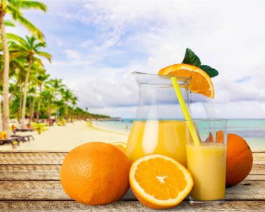 Ahşap masa üzerinde nefis portakal suyu bir bardak 