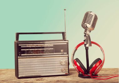mikrofon, radyo ve kulaklıklar