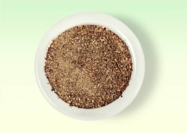 yakın çekim fotoğraf izole arka plan üzerinde beyaz tabakta kuru baharat