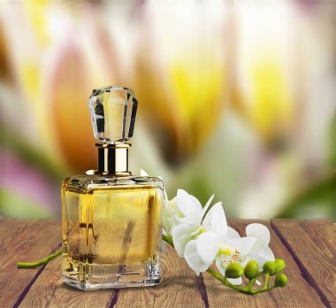 parfüm şişesi ve çiçekler 