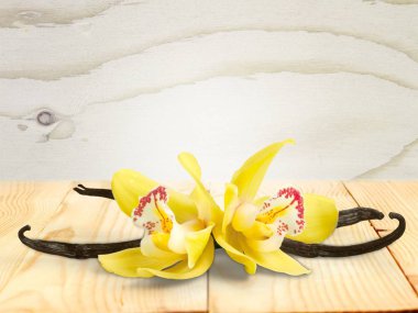 Ahşap masaya çiçek ile vanilya fasulye 