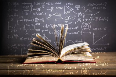 Masanın üzerinde kitabı aç