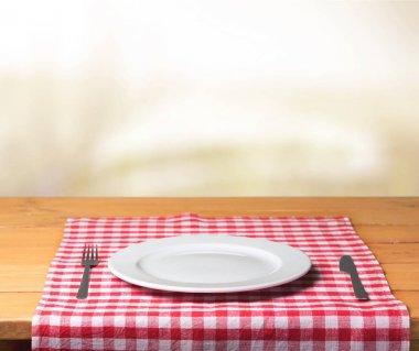 Beyaz plaka peçete üzerinde