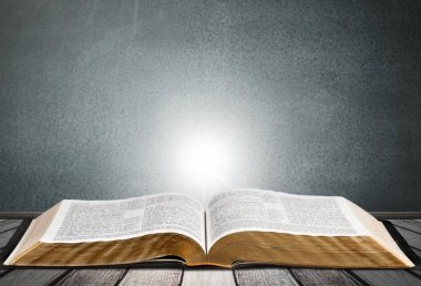 Kutsal İncil kitap masada açıldı 