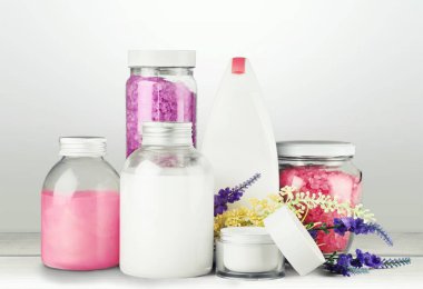 Kozmetik kapları ve çiçekler