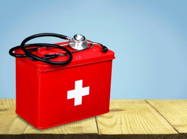 Steteskoplu ilk yardım çantası.