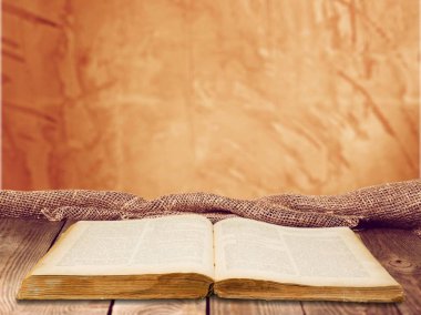 Arka planda izole bir tablo üzerinde açık kitap