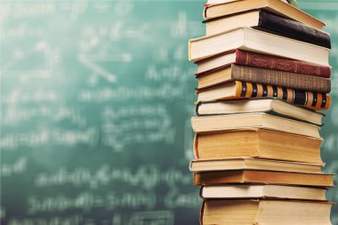 Eski yığılmış kitaplar