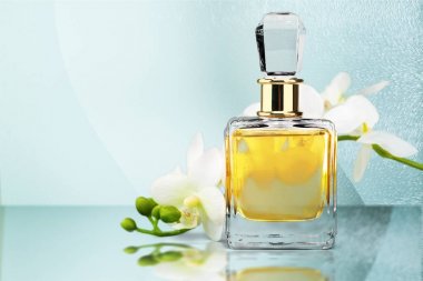 parfüm şişesi ve çiçekler