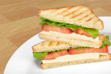 Izgara sandviç plaka üzerinde yarısı