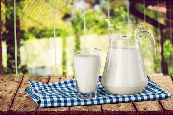 Bardak süt ve sürahi — Stok fotoğraf