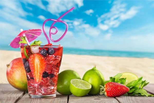 Glas Cocktail mit Beeren — Stockfoto