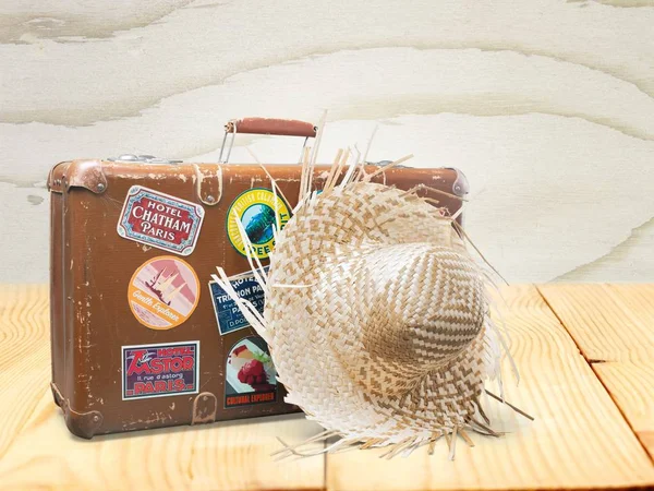 Retro suitcase with straw hat — Stock Photo, Image