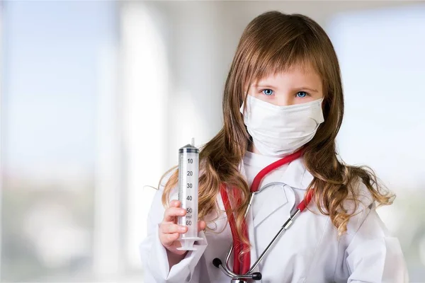 Mignonne Petite Fille Médecin Isolé Sur Fond Blanc — Photo