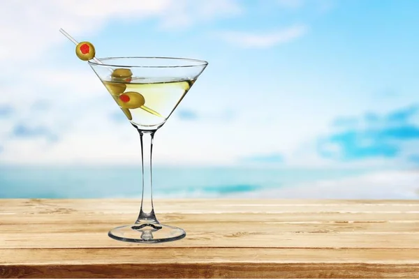 Martini in glas met olijven — Stockfoto