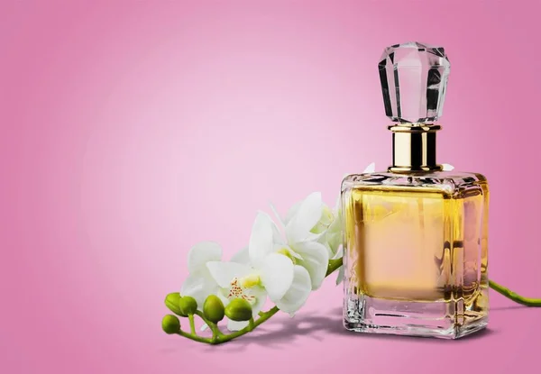 Frasco de perfume y flores —  Fotos de Stock