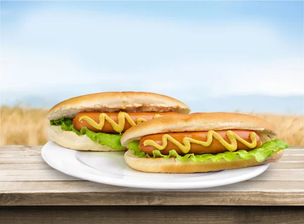 Gustosi hot dog sul piatto — Foto Stock