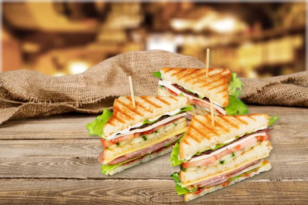 Жареные половинки сэндвичей — стоковое фото