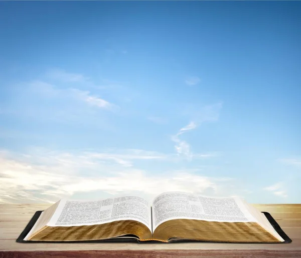 Open book on table — Stock Photo, Image