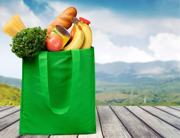 bakkal ürünleri ile alışveriş çantası