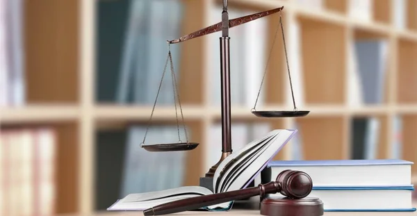 Justice Scales Wooden Gavel Table — Stock Photo, Image