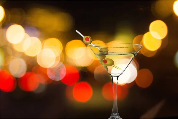 Martini em vidro com azeitonas — Fotografia de Stock