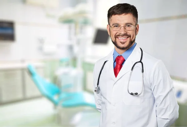 Joven Médico Masculino Sonriendo Cámara —  Fotos de Stock