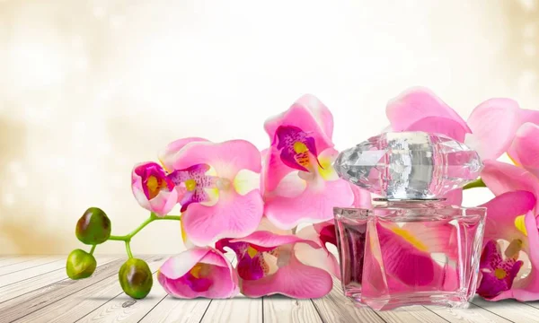 香水瓶と花 — ストック写真