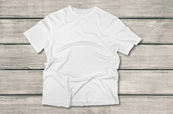 Pohled shora na bílé tričko — Stock fotografie