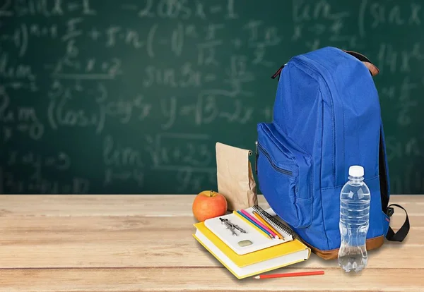 Mochila escolar con papelería —  Fotos de Stock