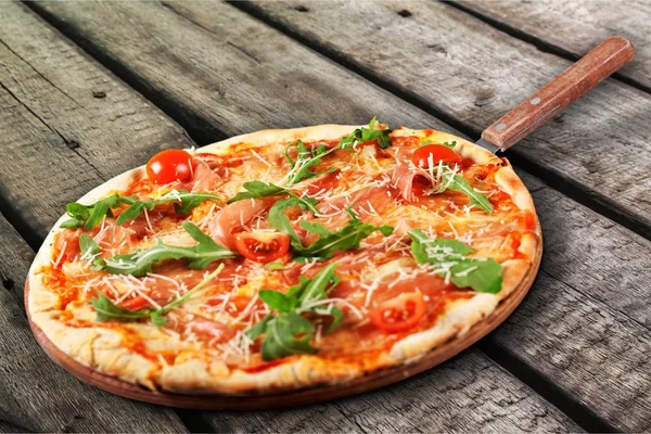 おいしい新鮮な焼きたてピザ — ストック写真