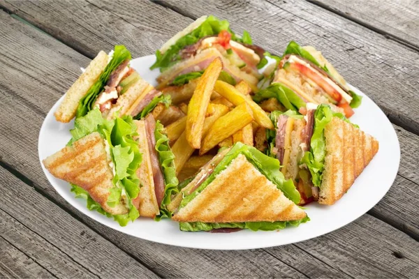 Metades grelhadas de sanduíches — Fotografia de Stock