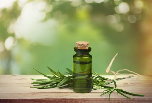 Aceite de hierbas en botella — Foto de Stock