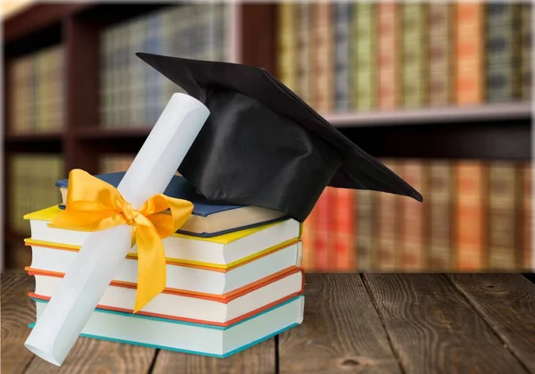 Graduation Hat Stacks Books Close View — Stock Photo, Image