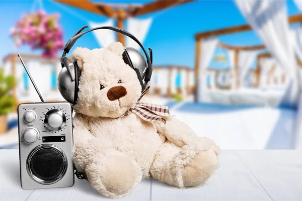 木制背景的泰迪熊和收音机 — 图库照片