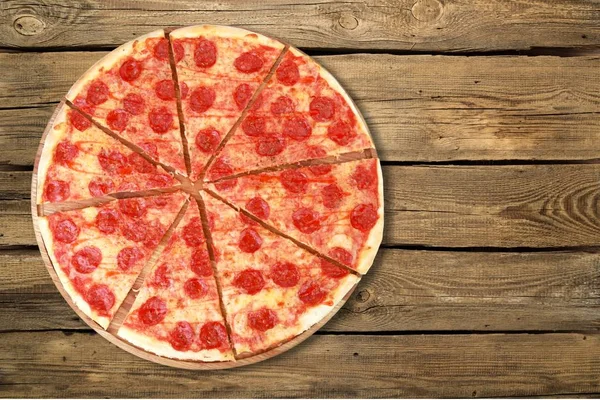 新鮮なイタリア古典的な元ペパロニのピザ木製の背景に分離 — ストック写真