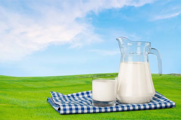 Glas Milch Und Krug Auf Dem Tisch — Stockfoto